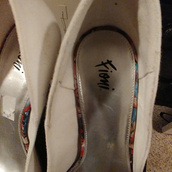 High Heels - Picture 4 of 5